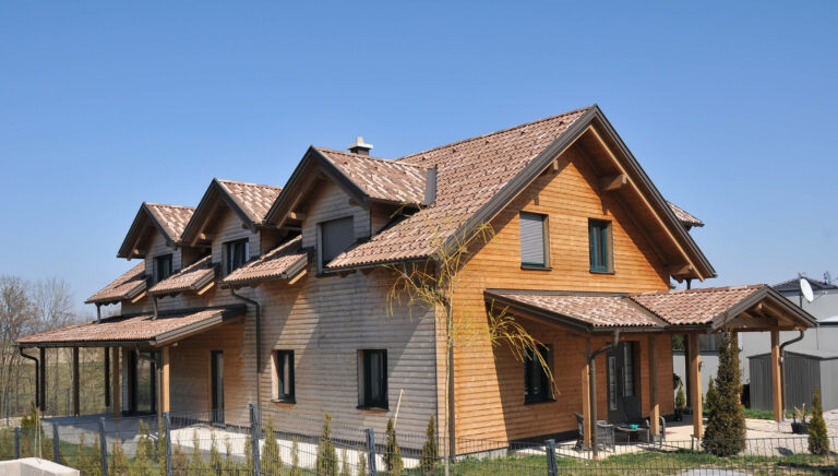 Ein Haus mit einem Zaun.